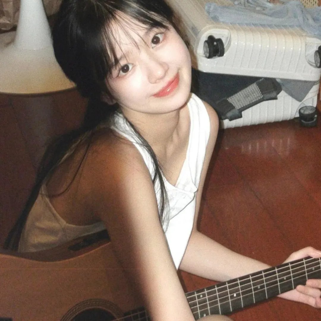 咖啡馆里的女孩