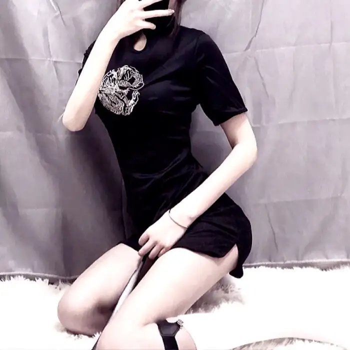 粉红转角上的男人
